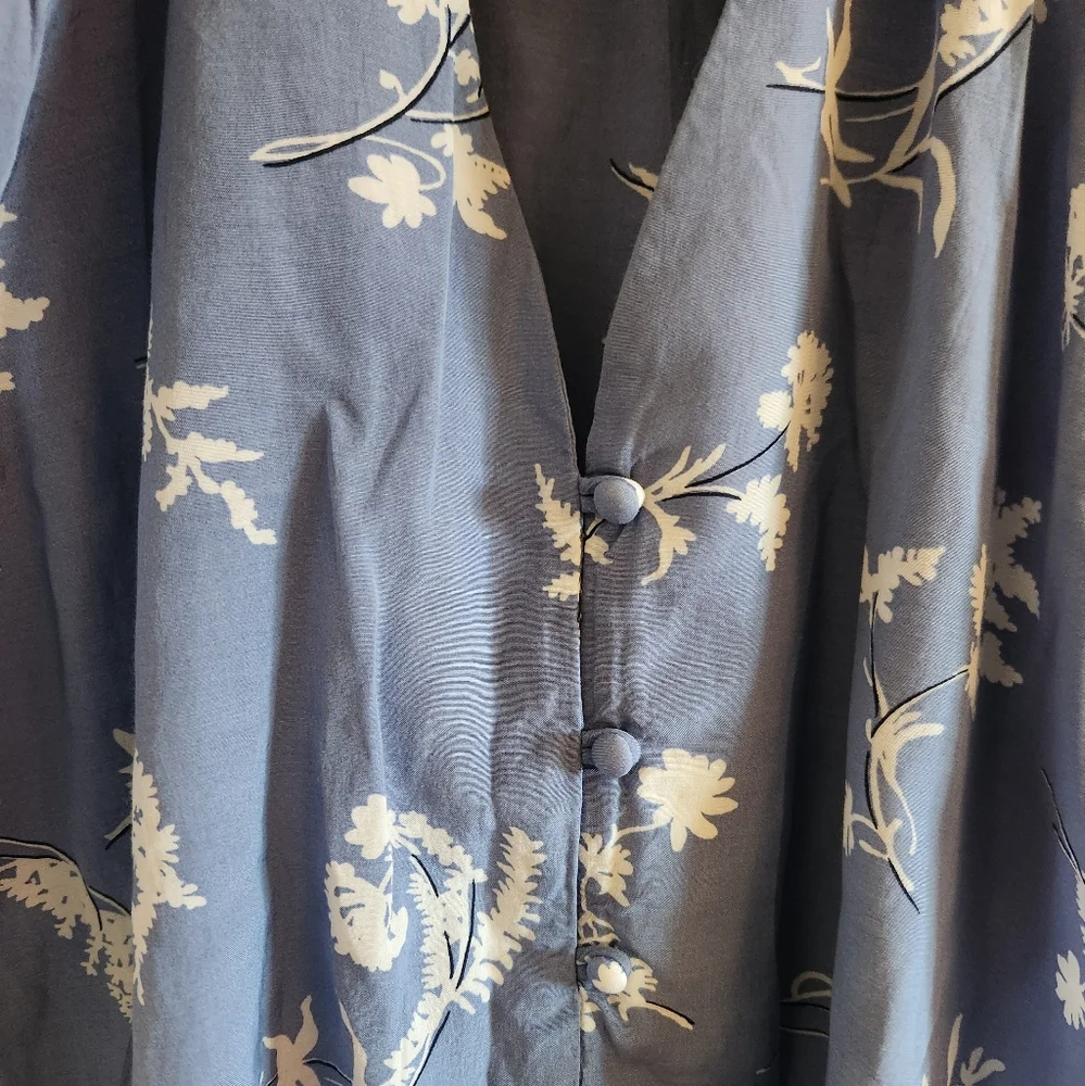 Blue and white floral top with bow and buttons - Picture 3 of 4